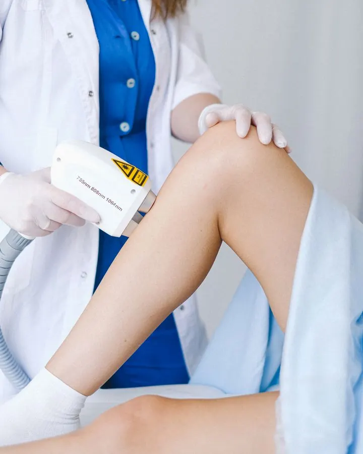 Profesional aplicando un tratamiento láser en una clínica de estética