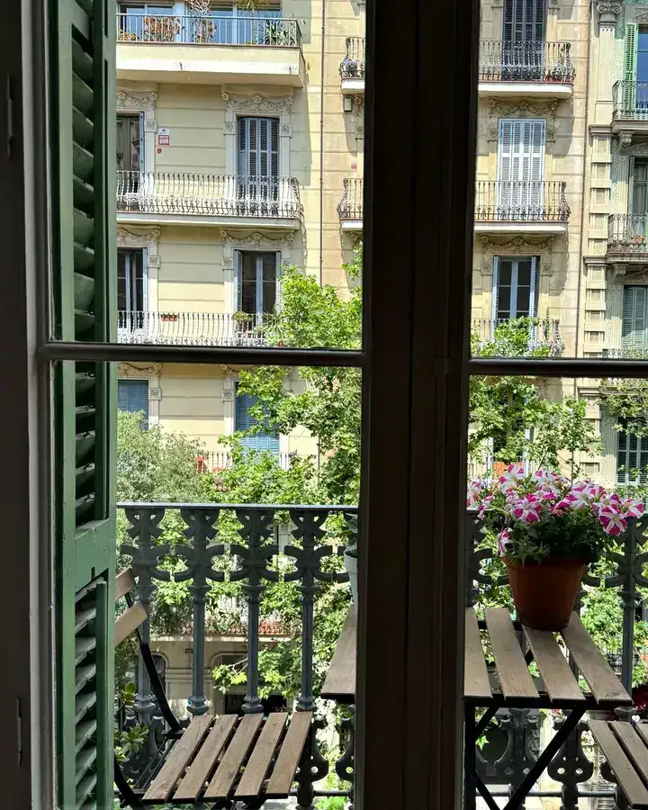 Balcón de un piso antiguo con la calle detrás