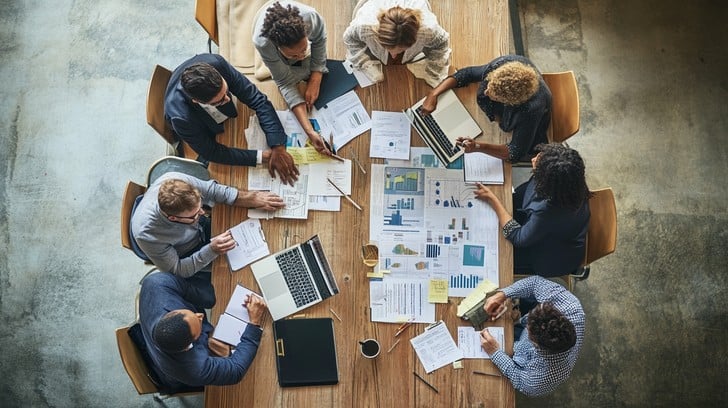 Equipo de estrategia trabajando